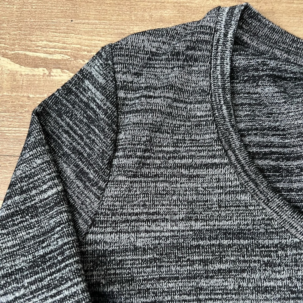 Three sweaters - Picture 4 of 9